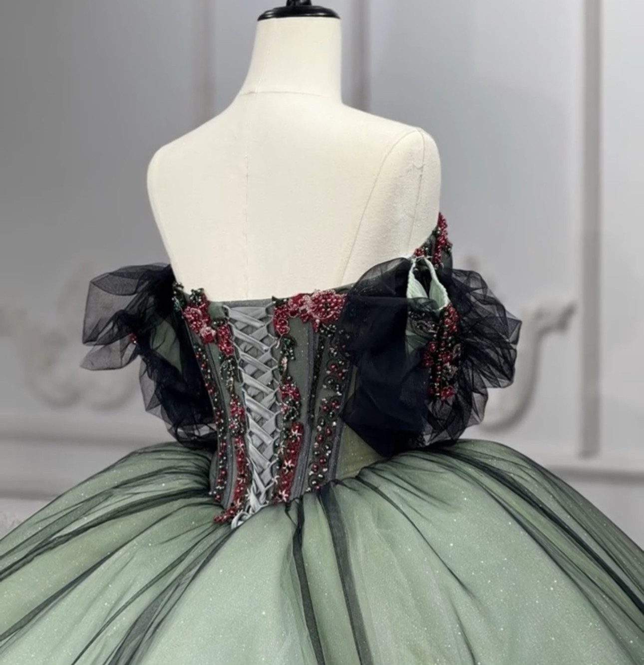 上品深め緑　ブラック　オフショルダー　チュール　パール　フレアスカート　カラードレス演奏会成人式発表会などサイズオーダー