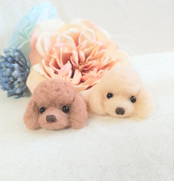 犬ブローチ トイプードル 羊毛フエルト ☆クリームorアプリコット