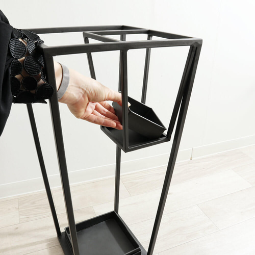 折り畳み傘も一緒に傘立てへ！便利なブラック傘立て スクエア スリムで