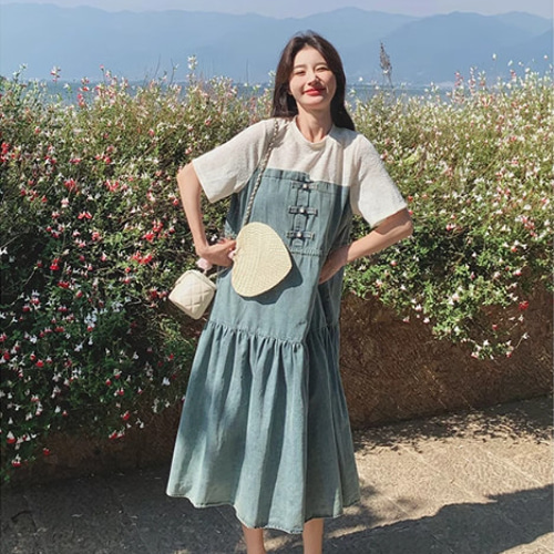 女性は柔らかい日本の学院風の減齢美しい青のワンピースを着ています