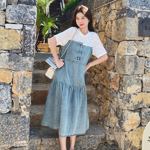 女性は柔らかい日本の学院風の減齢美しい青のワンピースを着ています