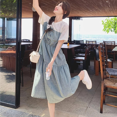 女性は柔らかい日本の学院風の減齢美しい青のワンピースを着ています