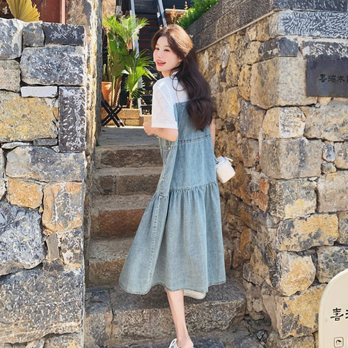 女性は柔らかい日本の学院風の減齢美しい青のワンピースを着ています