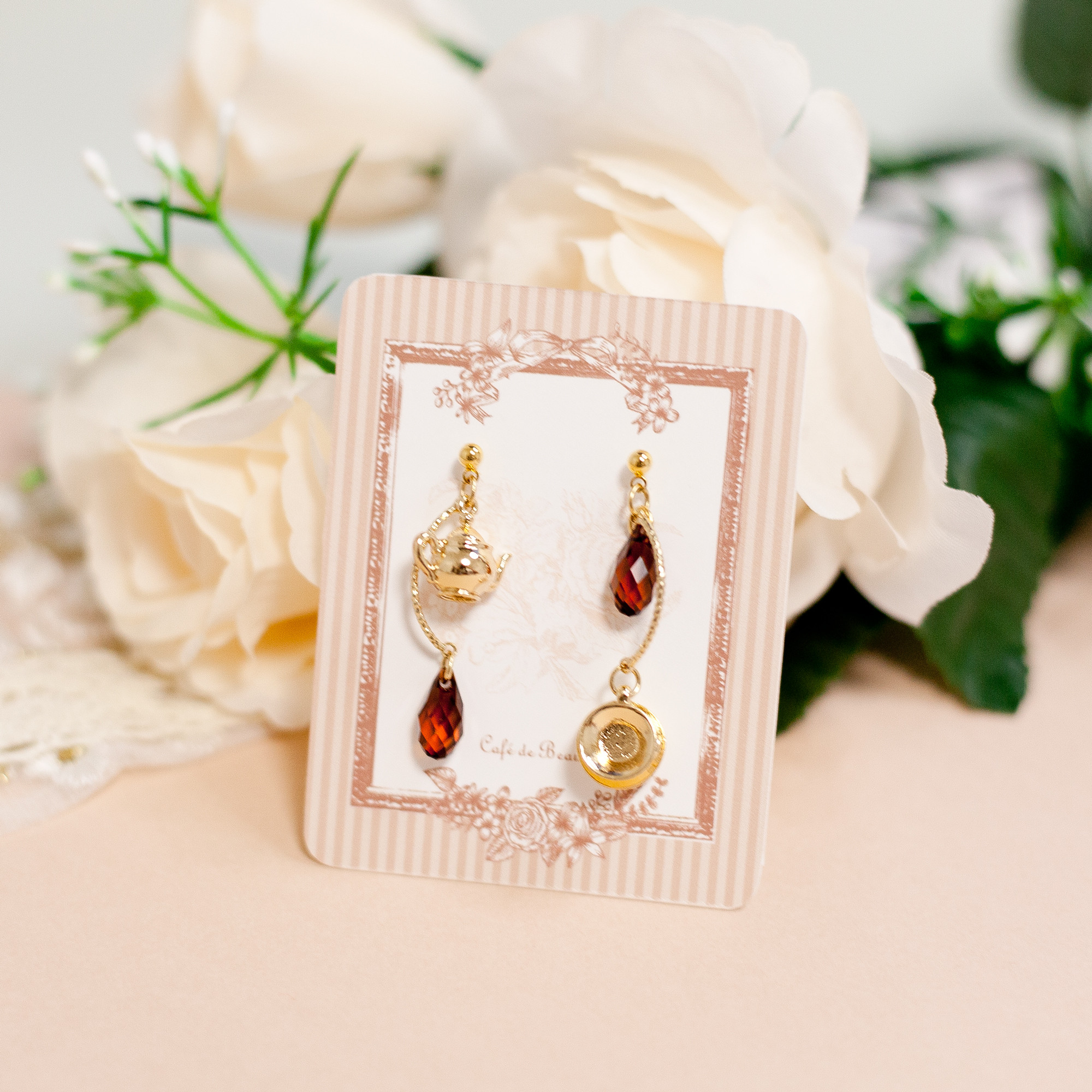 紅茶のしずくピアス｜紅茶 ピアス ハンドメイド アシンメトリー チタンポスト クリスタル ビーズ 可愛い おしゃれ ティ