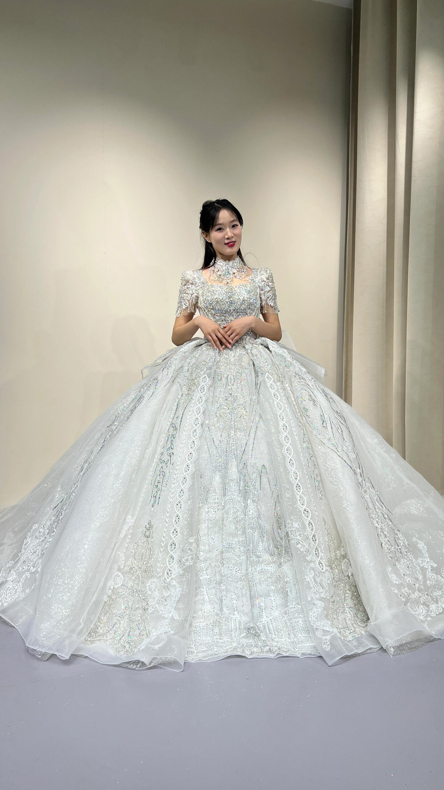 憧れのドレス　大人気　クラシカル　贅沢な総レース　ビジュー付き　スクエアネック　ネックレスあり　白　半袖　サイズオーダー