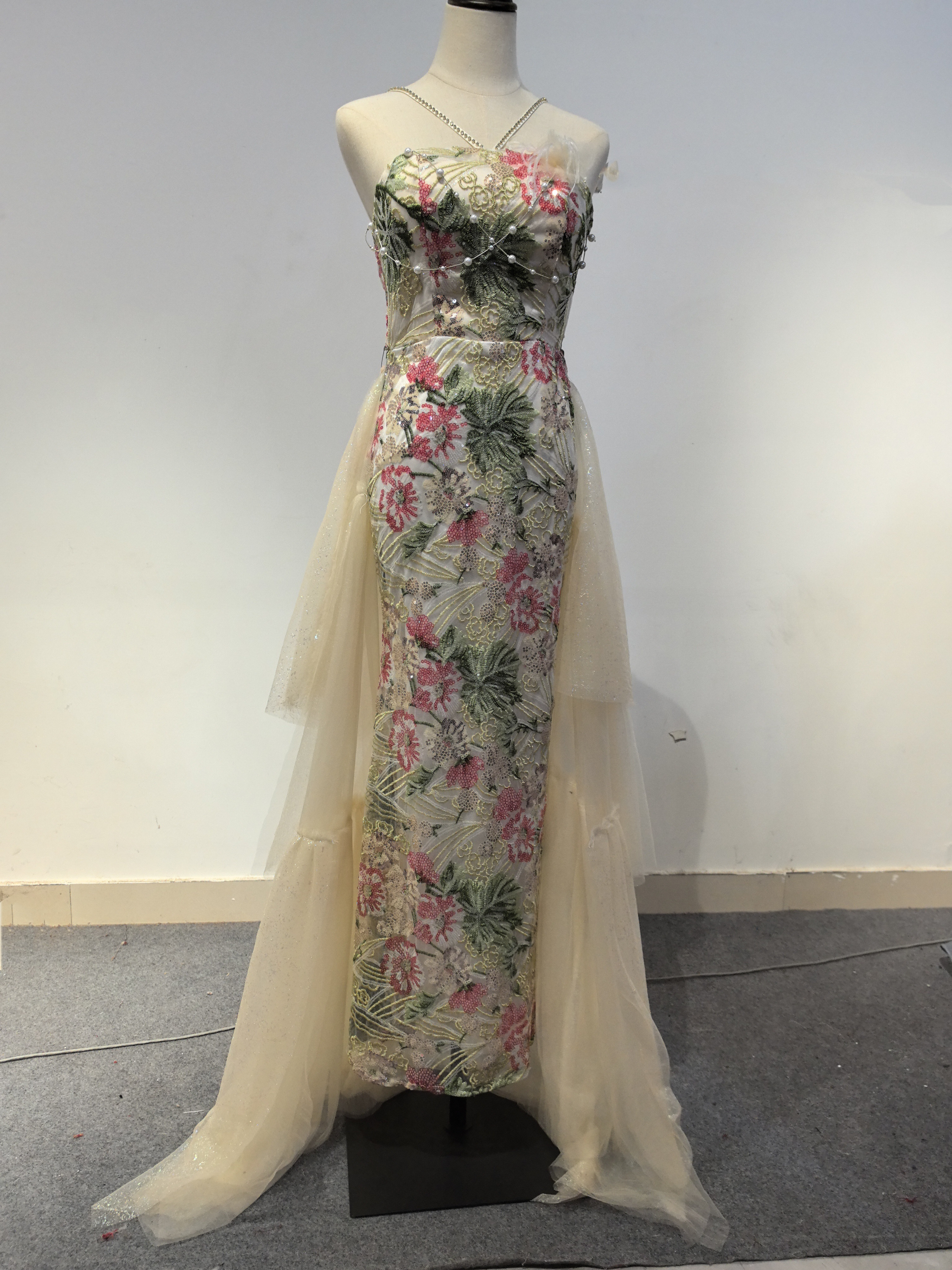 華奢上品な 立体感レース びりんびかん カラードレス 取り外し トレーン ワンショット撮影 花嫁  パーティデートD82