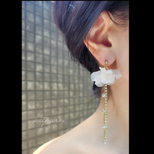 ホワイトフラワー 花びら×ゆらゆらラインストーンチェーンピアス