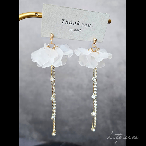 ホワイトフラワー 花びら×ゆらゆらラインストーンチェーンピアス