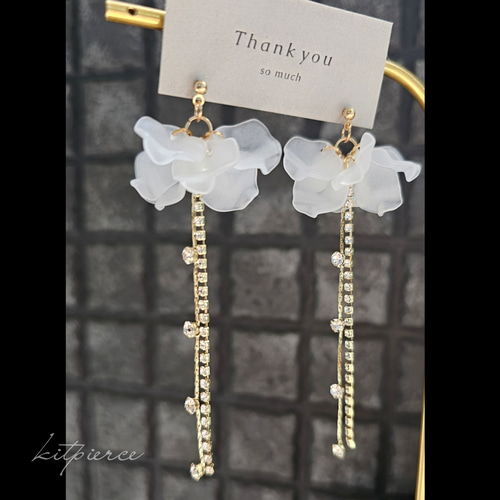 ホワイトフラワー 花びら×ゆらゆらラインストーンチェーンピアス