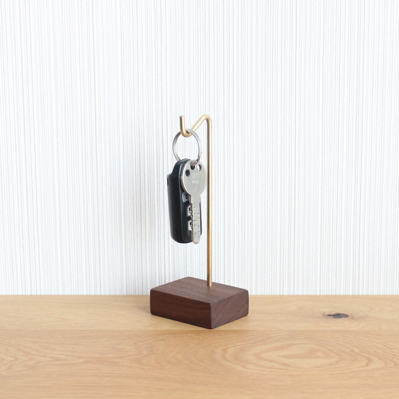 キースタンド【ウォールナット×真鍮】おしゃれ シンプル かわいい  鍵スタンド アクセサリー 3枚目の画像