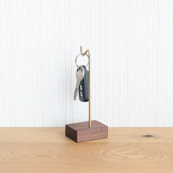 キースタンド【ウォールナット×真鍮】おしゃれ シンプル かわいい  鍵スタンド アクセサリー 7枚目の画像