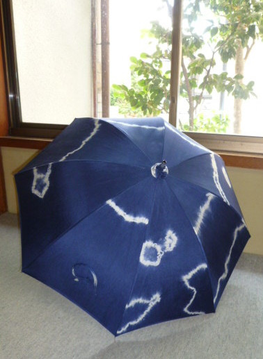 【ハンドルが選べる】藍染しぼりの大島紬 シルバースチール ストレッチ式日傘 共布傘袋付