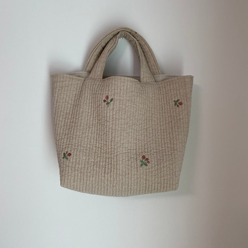 ポケットいっぱいヌビバッグ　ベージュいちご　ハンドメイドトートバッグ ヌビトートバッグいちご刺繍(ベージュ)A4がサイズが横にたっぷり