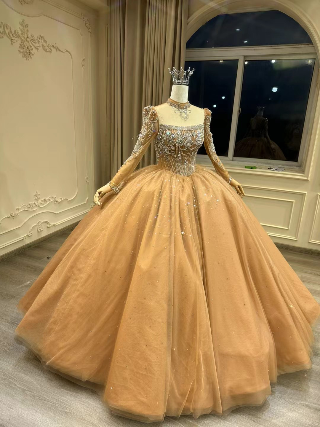 WEB限定！エレガントなシルエット　スクエアネック　ゴールド　オレンジ色　キラキラ　フレアースカート　床つく　編み上げ