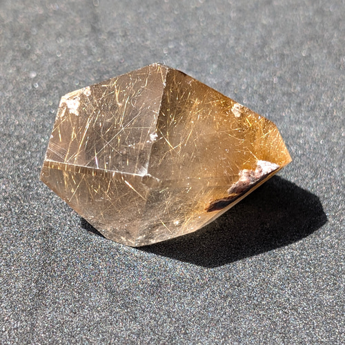 スモーキーカラーのゴールドルチル 磨き原石 数々の効果を引き寄せる 最強天然水晶 ゴールドルチル 磨き原石 スモーキーカラー 数々の効果を