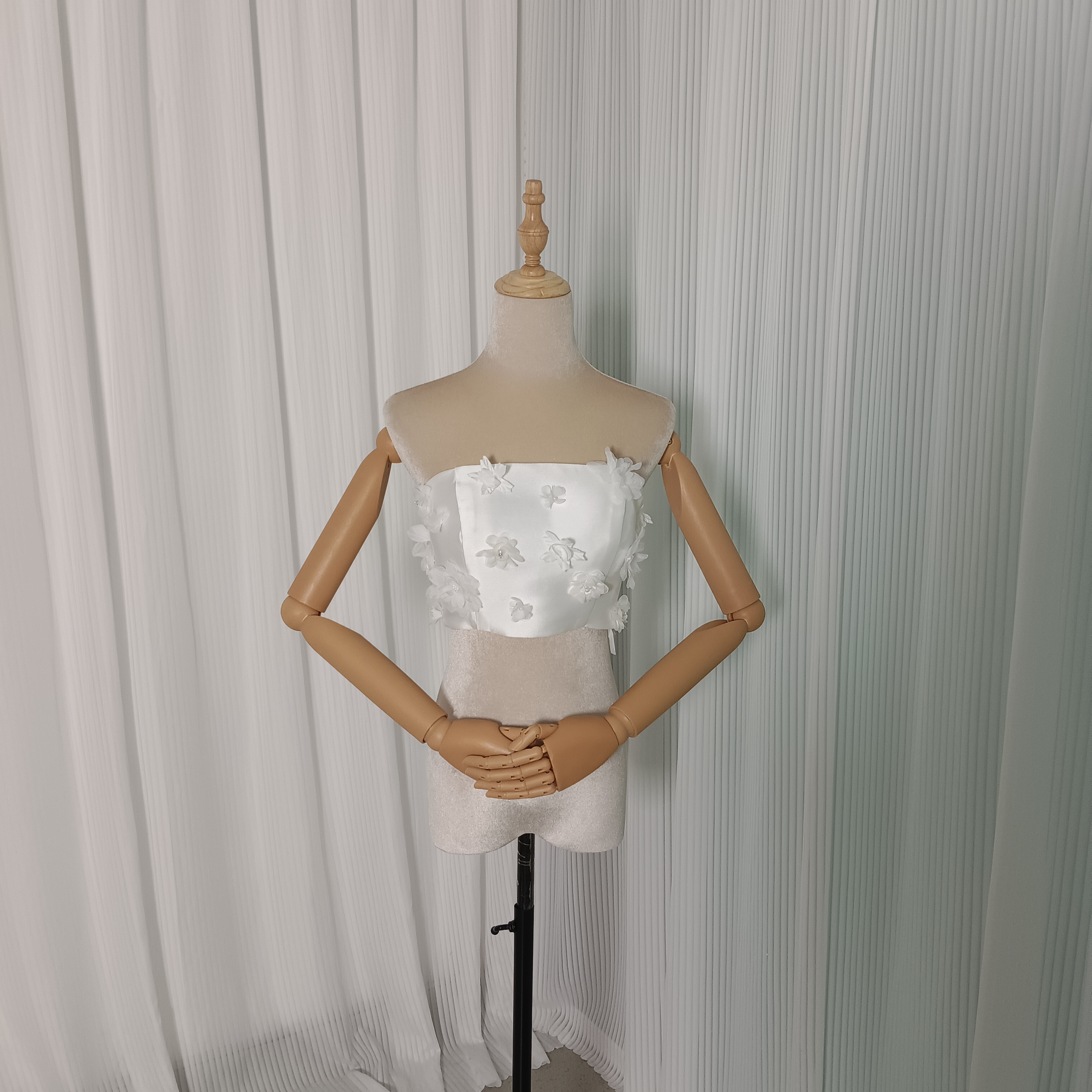 送料無料！トップス  ベアトップ  花モチーフ 光沢感 滑らか スレンダーライン 前撮り 2次会