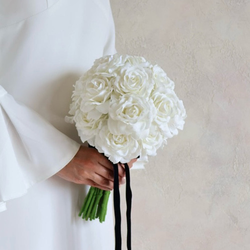 ♢ロイヤルウェディング／上質なホワイトローズブーケ／ラウンドブーケ