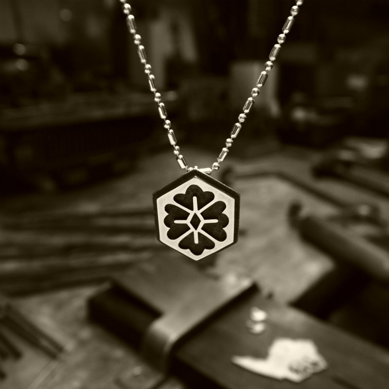 【花菱】トラディショナル ネックレス 和柄 オーバーレイシルバー 1点もの 雑誌掲載商品　女性におすすめかわいい花紋