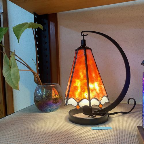 スリムなランプ/オレンジ系 吊り下げ型 ステンドグラスランプ 卓上