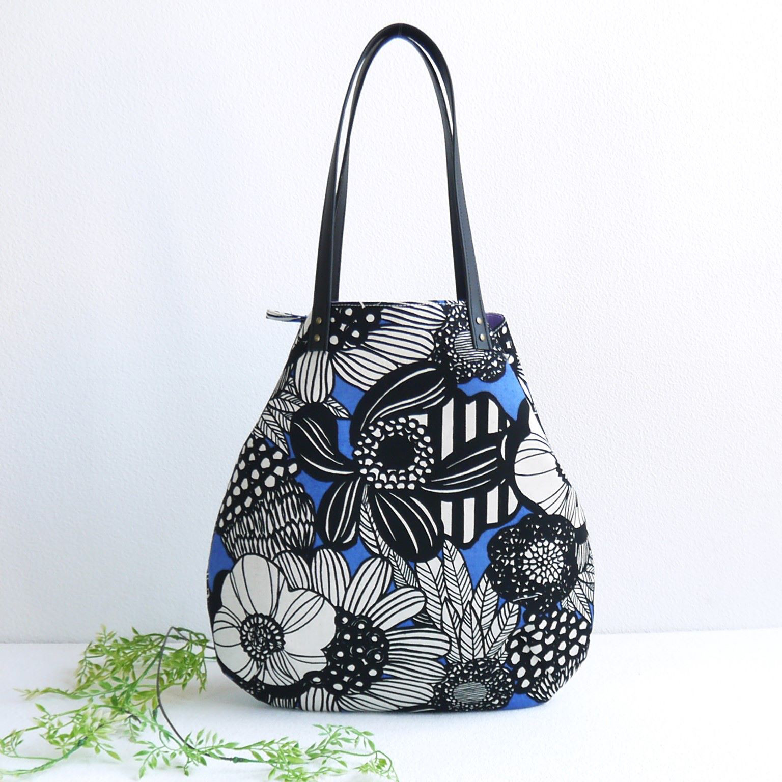 Creema限定　北欧風大人花柄のモノトーン×ブルー