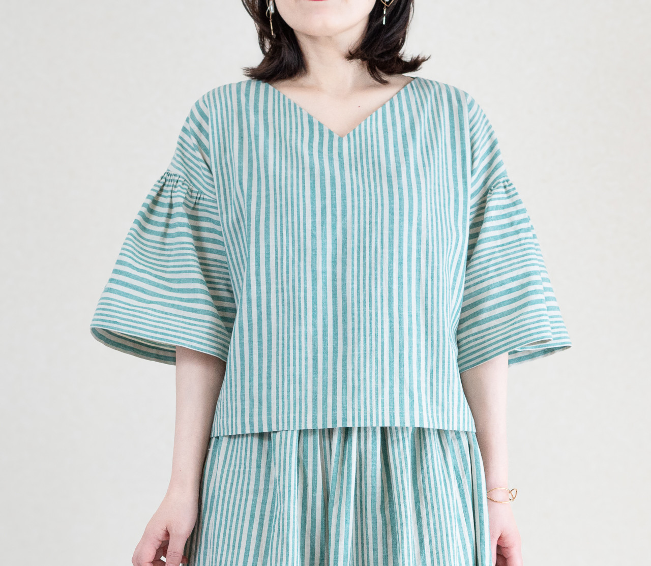 コットンリネン　大人のTシャツ　体型カバー・夏のキレイめトップス　半袖ギャザースリーブ　グリーンストライプ　風通し◎