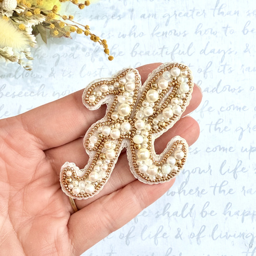 ビーズ刺繍のイニシャルブローチ・H ブローチ Little Plum 通販