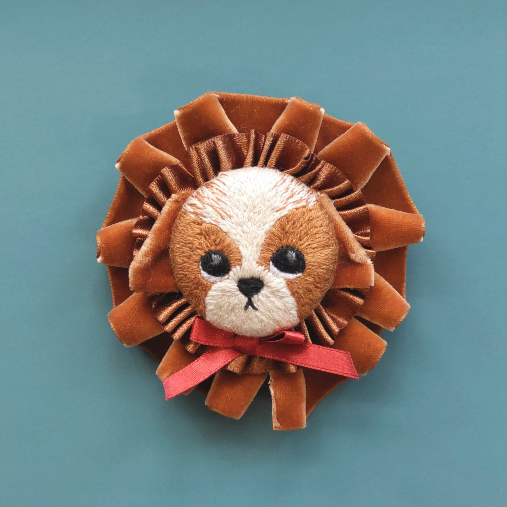 【動物フェイスロゼット・シーズー犬】ベロアリボンでふわふわ♡ 刺繍とリボンのロゼットブローチ(ボールチェーン付き)
