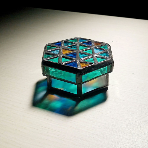 ステンドグラスの六角小箱 鱗文様 その他置物 cerry ステンドグラス