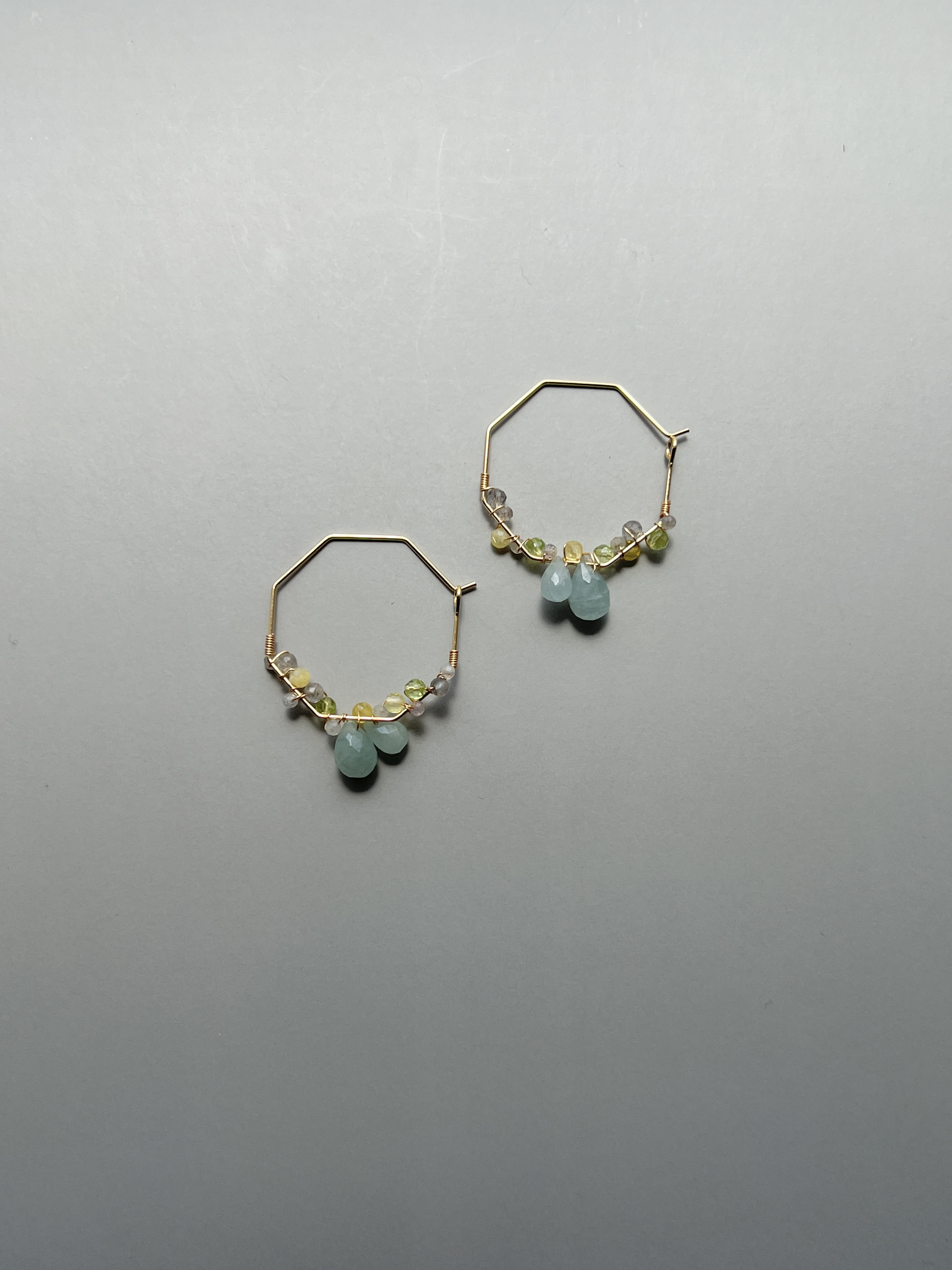 ミルキーアクアマリンのフープピアス　14kgf