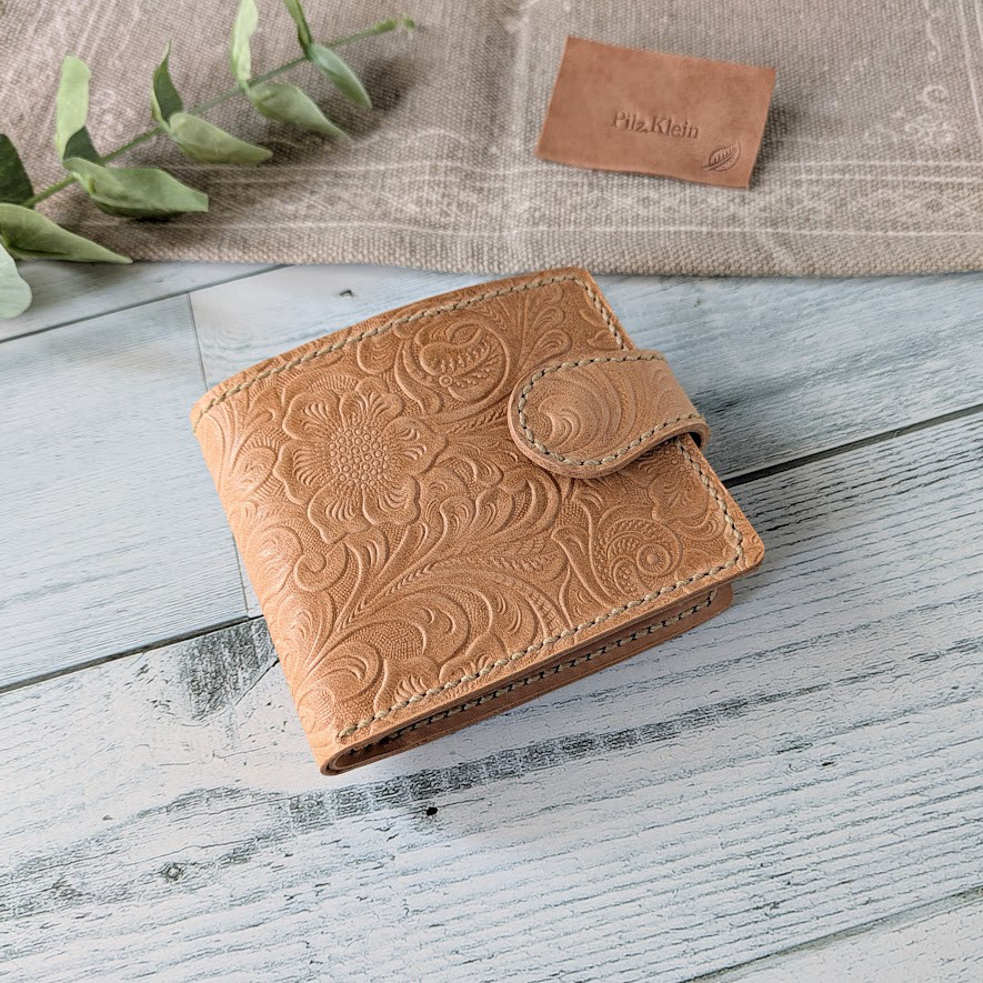 【限定販売】ボタン留め２つ折り財布（ボタニカル型押しヌメ） ボックス型小銭入れ  ミニ財布　レザーウォレット