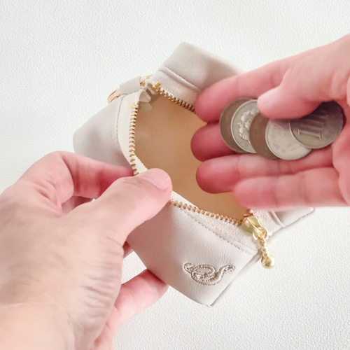 イニシャル刺繍のミニポーチ＊柔らかフェイクレザー 合皮 バッグ