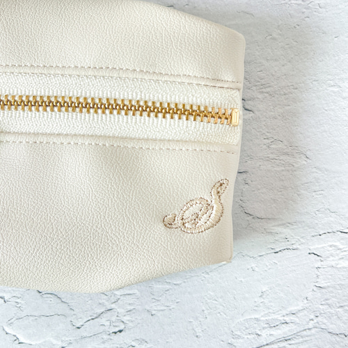 イニシャル刺繍のミニポーチ＊柔らかフェイクレザー 合皮 バッグ