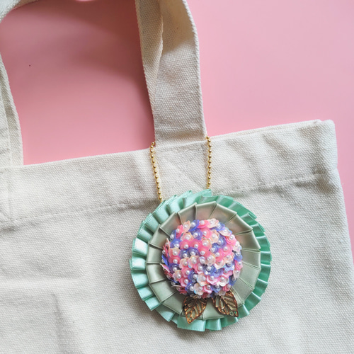 色打掛　オーロラピンク　蝶々　ビーズとスパンコールの装飾　16 色打掛 オーロラピンク 蝶々 ビーズとスパンコールの装飾 16