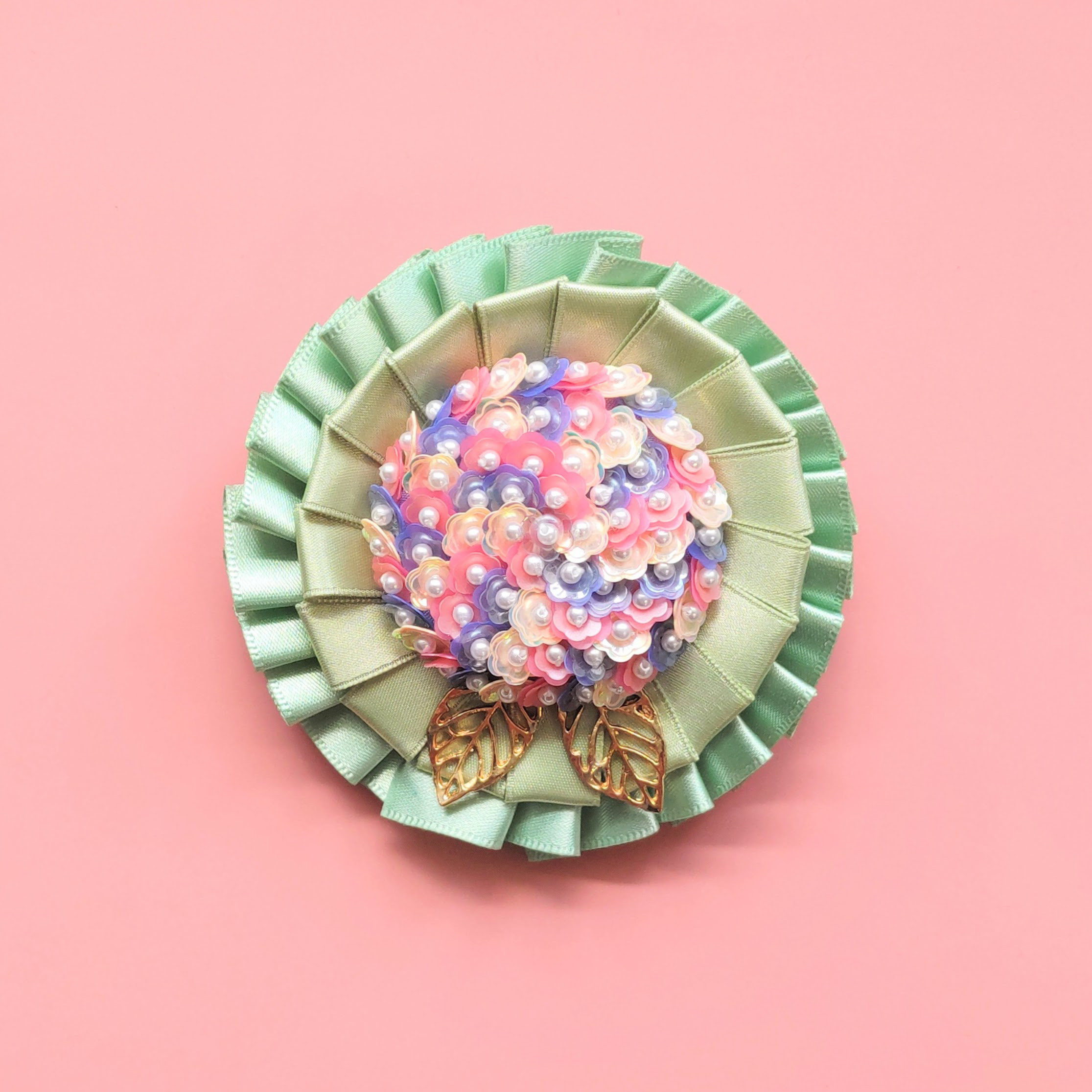 【フラワーロゼット・紫陽花 オーロラピンク】スパンコールとパールが華やか リボンのロゼットブローチ(ボールチェーン付き)