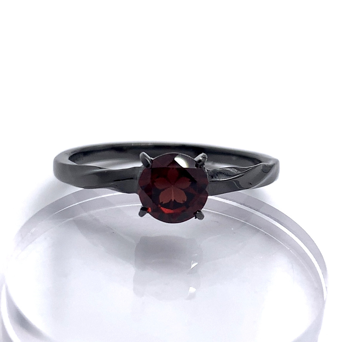 ガーネットに桜を彫った宝石 シルバー925リング ブラックコーティング