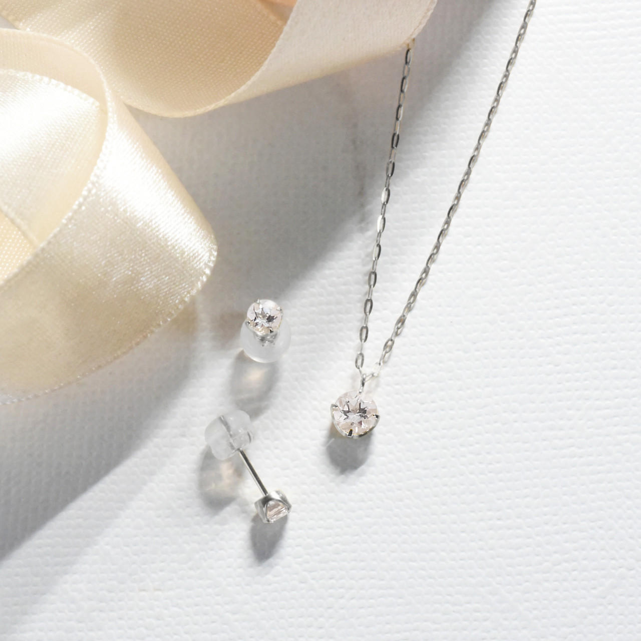 プラチナ モルガナイト4.5mmペンダント 4本爪デザイン＆3.5mmピアスセット