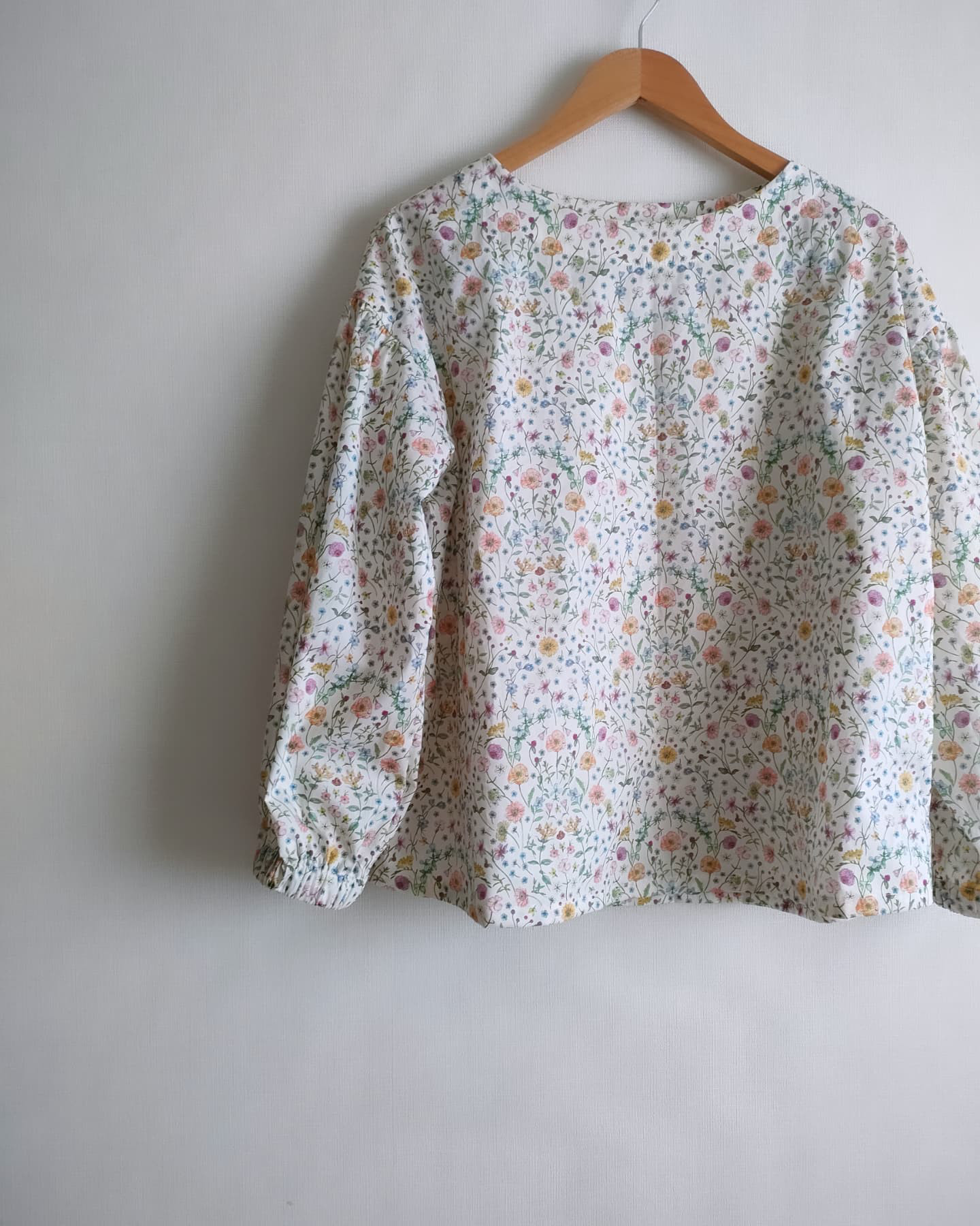 ふんわりギャザー袖のブラウス【爽やかなアーチウェイ】