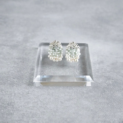 シャーベットカラーのピアス・イヤリング（ミントグリーン）/ビーズ刺繍アクセサリー　透明感　緑　パール 5枚目の画像