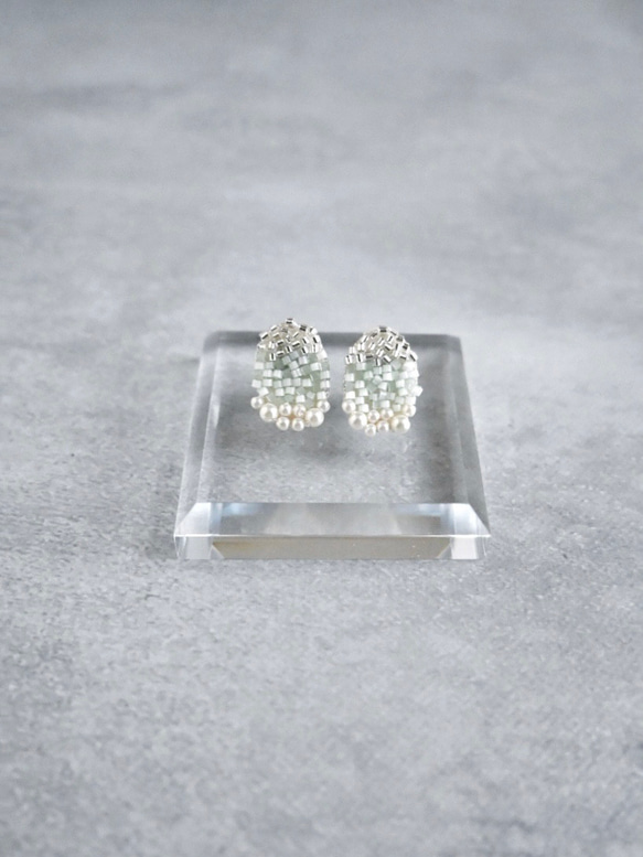 シャーベットカラーのピアス・イヤリング（ミントグリーン）/ビーズ刺繍アクセサリー　透明感　緑　パール 5枚目の画像