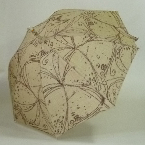 黄土色に茶色で蝶々の模様　備後絣の優美な長日傘　共布傘袋付