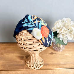 着物のヘアターバン　濃紺×紺に咲く花　クロスタイプ　ギフト　小物　母の日　着物　リメイク　痛くなりにくい　柔らか 2枚目の画像