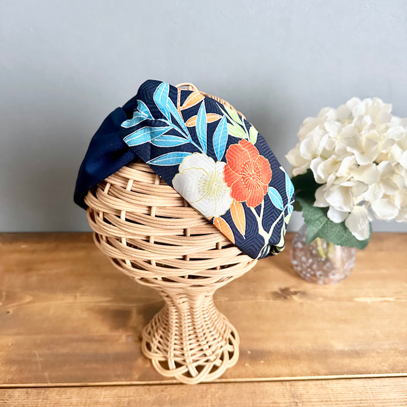 着物のヘアターバン　濃紺×紺に咲く花　クロスタイプ　ギフト　小物　母の日　着物　リメイク　痛くなりにくい　柔らか 2枚目の画像