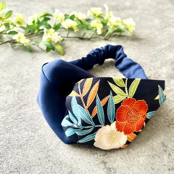 着物のヘアターバン　濃紺×紺に咲く花　クロスタイプ　ギフト　小物　母の日　着物　リメイク　痛くなりにくい　柔らか 1枚目の画像