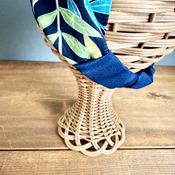 着物のヘアターバン　濃紺×紺に咲く花　クロスタイプ　ギフト　小物　母の日　着物　リメイク　痛くなりにくい　柔らか 8枚目の画像