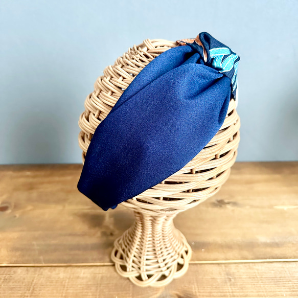 着物のヘアターバン　濃紺×紺に咲く花　クロスタイプ　ギフト　小物　母の日　着物　リメイク　痛くなりにくい　柔らか 6枚目の画像