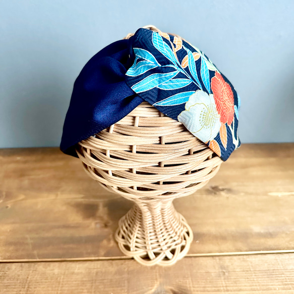 着物のヘアターバン　濃紺×紺に咲く花　クロスタイプ　ギフト　小物　母の日　着物　リメイク　痛くなりにくい　柔らか 4枚目の画像