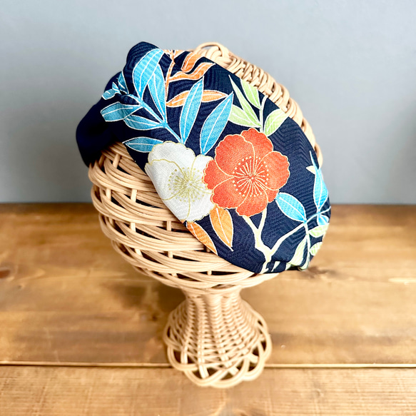 着物のヘアターバン　濃紺×紺に咲く花　クロスタイプ　ギフト　小物　母の日　着物　リメイク　痛くなりにくい　柔らか 5枚目の画像