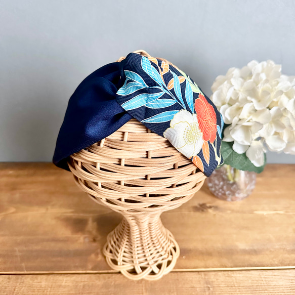 着物のヘアターバン　濃紺×紺に咲く花　クロスタイプ　ギフト　小物　母の日　着物　リメイク　痛くなりにくい　柔らか 3枚目の画像