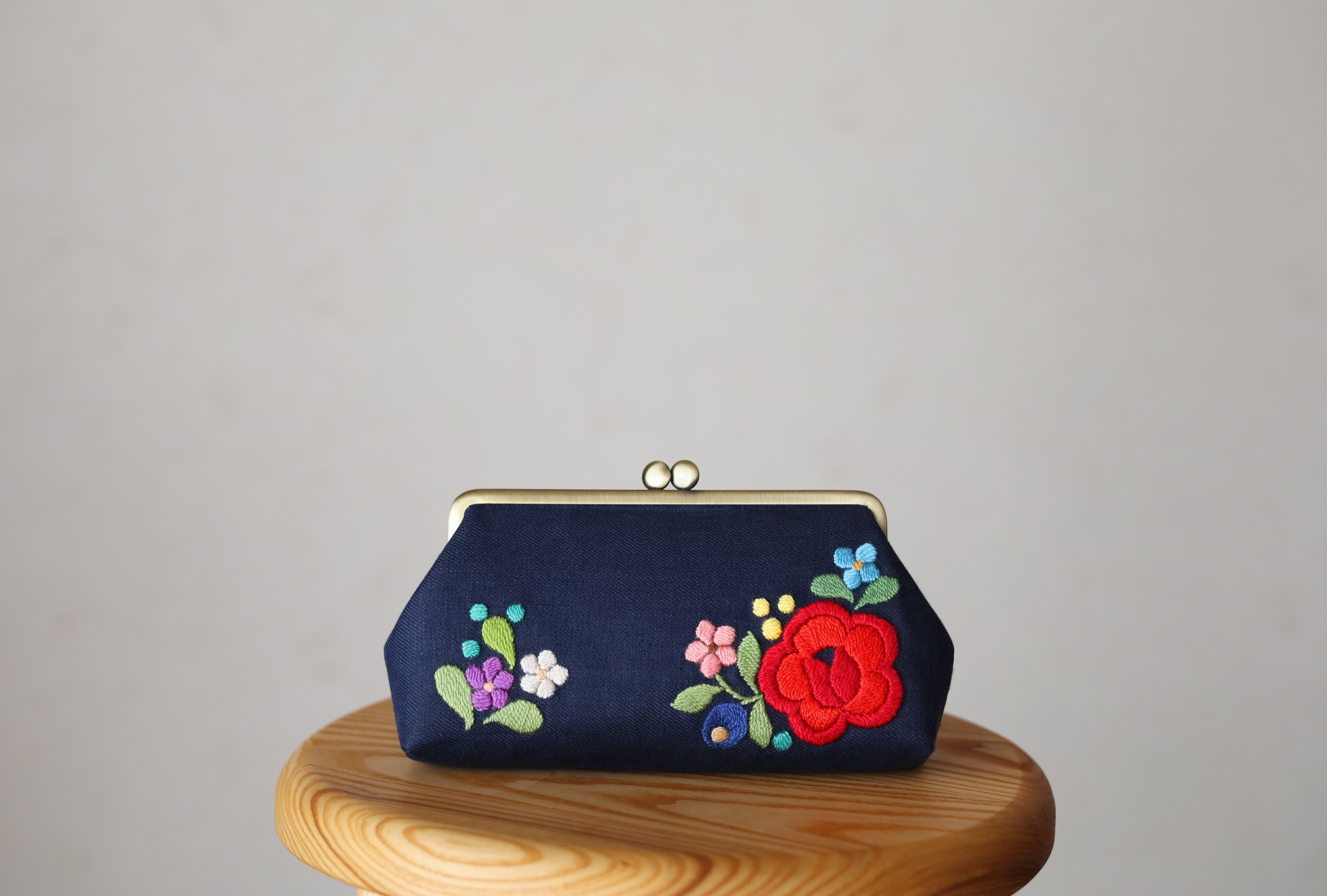 ネイビーリネン　花刺繍　がま口ポーチ　L