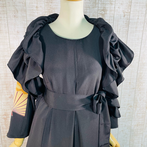 着物リメイク♡　留め袖ギャザーフリルワンピース落款付き正絹♡☆♧♤ 着物リメイク＊扇・鶴・家屋など古典柄刺繍正絹黒留袖ワンピース